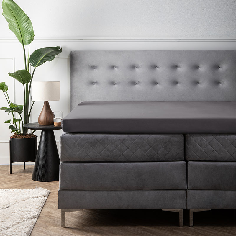 Topper Hoeslaken Satijn - Antraciet - Maat 80 x 200 cm - 80x200 cm - Antraciet - Dekbed Discounter - Dekbed-Discounter.nl